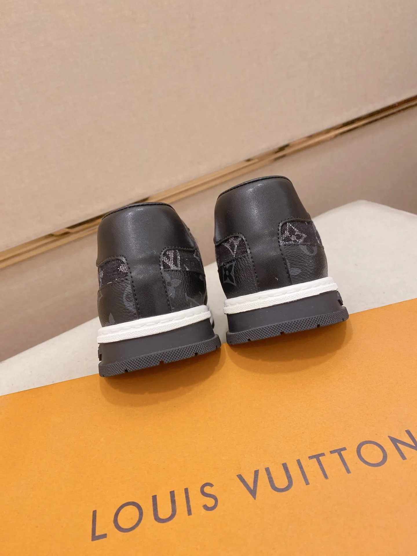 Factory price: 400 men's shoes💰🇮🇹🇮🇹LV Louis Vuitton. The latest fashionable casual shoes are popular in physical stores. New spring and summer comfortable imported custom original cowhide, unique jacquard fabric element design. With sheepskin lining, Lv original bottom, [sun][sun] high-end packaging and high quality💪Details determine the quality, you can enter and exit the counter at will, welcome to compare🇮🇹Size 38-44
